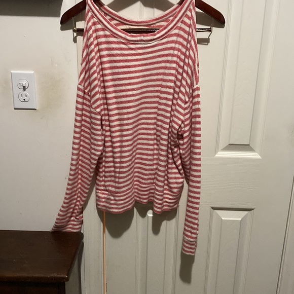 BCBG long sleeve key hole shoulder top - Picture 4 of 5